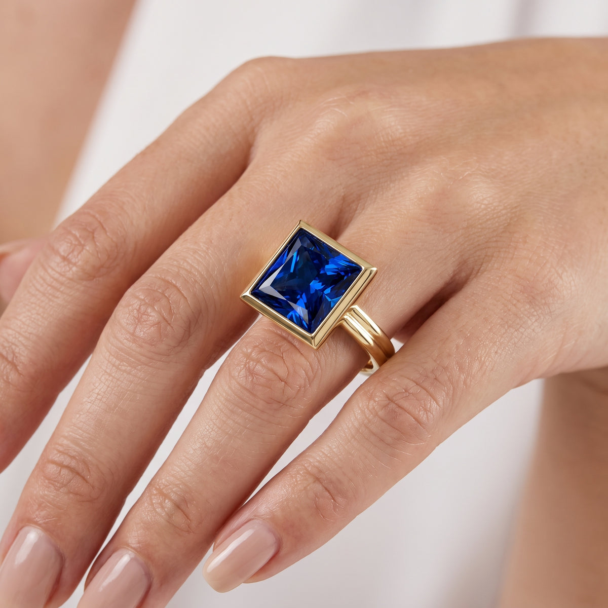 _lifestyle_image@SKU:RG280-LCSP03000004Y #metal_10k-yellow-gold+origin_lab-created