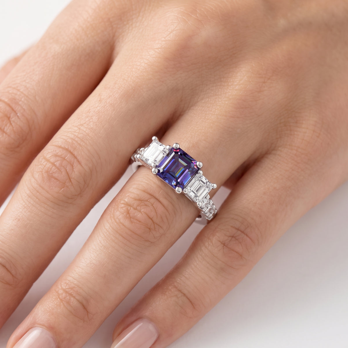 _lifestyle_image@SKU:RG284-LCXA01000004W #metal_10k-white-gold+origin_lab-created