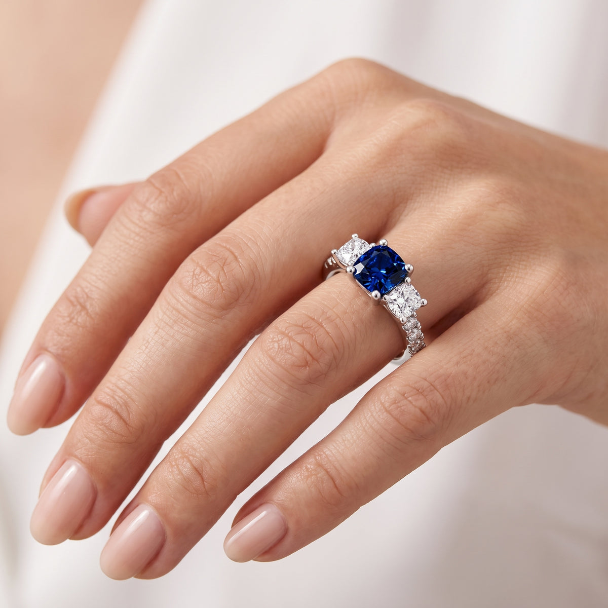 _lifestyle_image@SKU:RG284-LCSC01000004W #metal_10k-white-gold+origin_lab-created