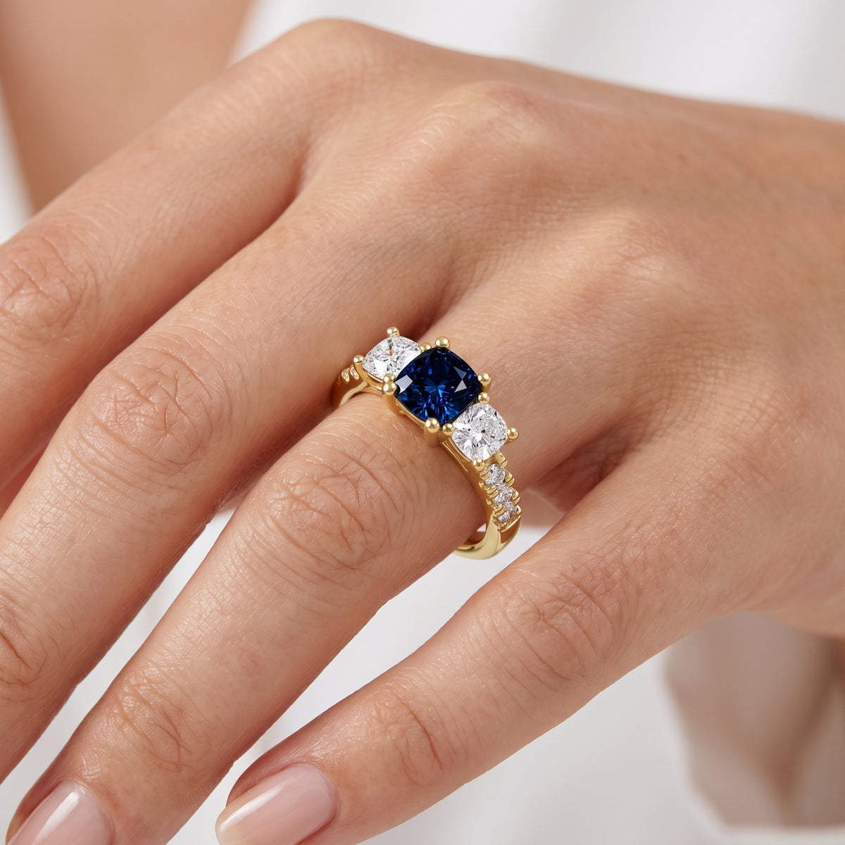 _lifestyle_image@SKU:RG284-LCSC01000004Y #metal_10k-yellow-gold+origin_lab-created