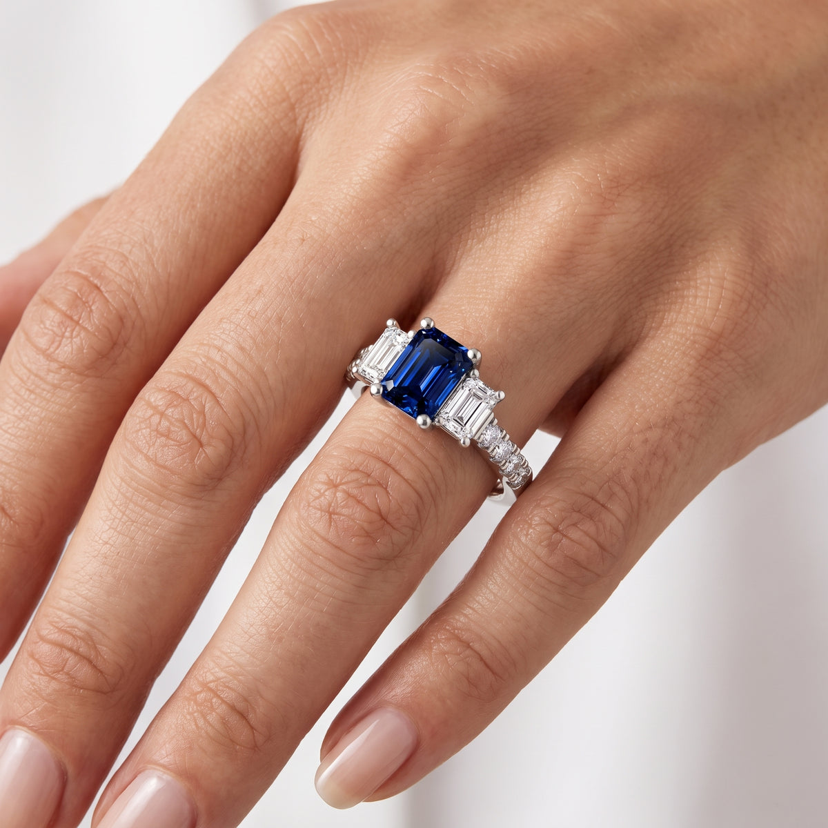 _lifestyle_image@SKU:RG284-LCSE01000004W #metal_10k-white-gold+origin_lab-created