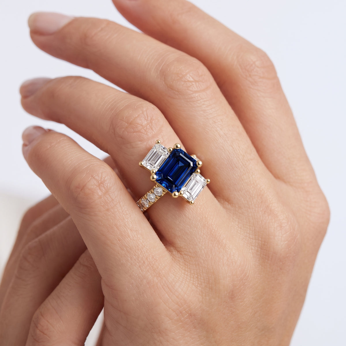 _lifestyle_image@SKU:RG284-LCSE01000004Y #metal_10k-yellow-gold+origin_lab-created