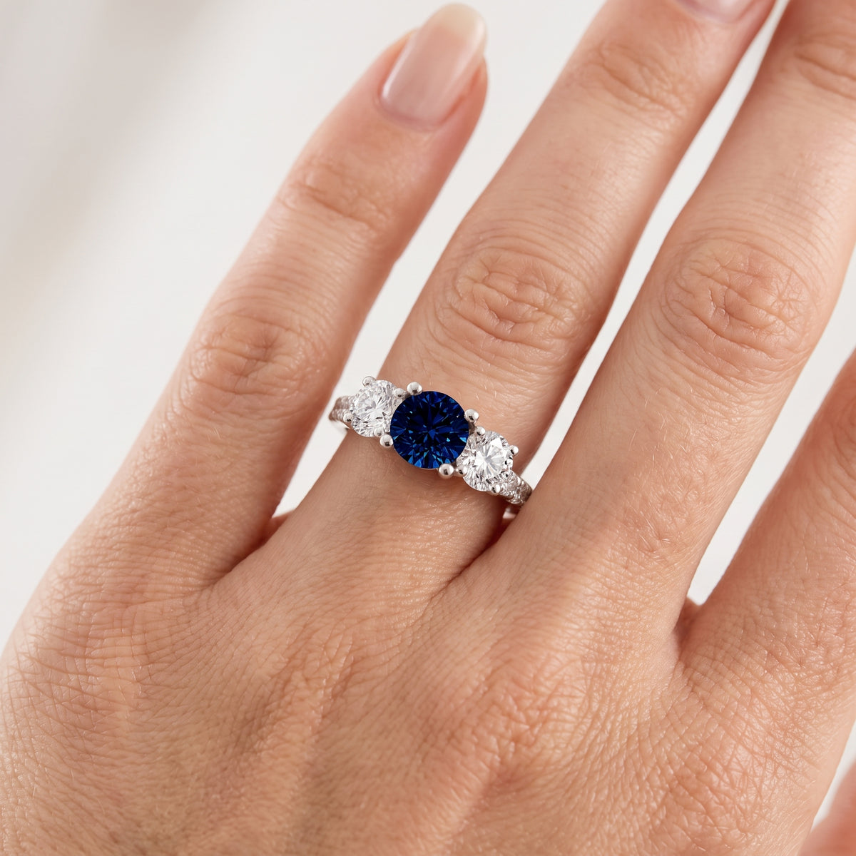 _lifestyle_image@SKU:RG284-LCSR01000004W #metal_10k-white-gold+origin_lab-created