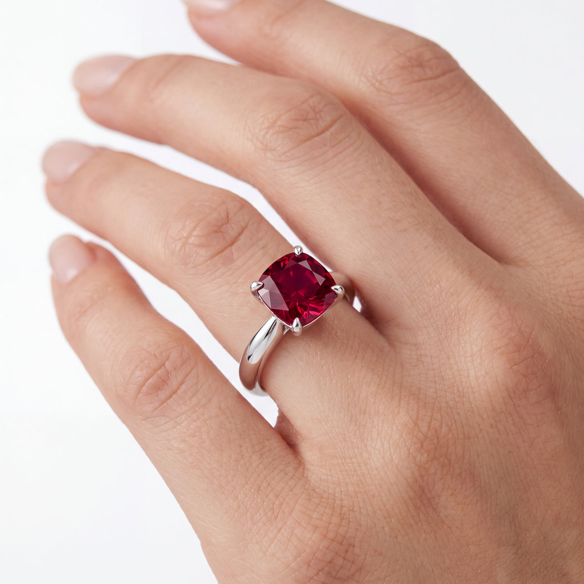 _lifestyle_image@SKU:RG314-LCRC01000004W #metal_10k-white-gold+origin_lab-created