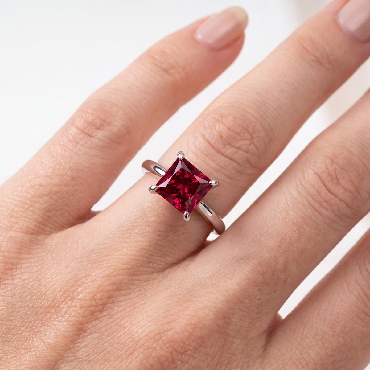 _lifestyle_image@SKU:RG314-LCRP01000004W #metal_10k-white-gold+origin_lab-created