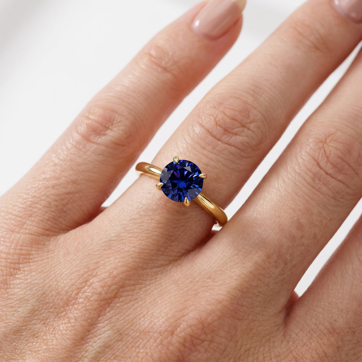 _lifestyle_image@SKU:RG314-LCSR01000004Y #metal_10k-yellow-gold+origin_lab-created
