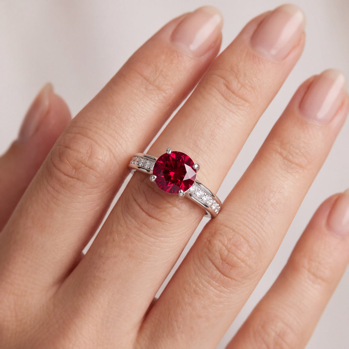 _lifestyle_image@SKU:RG323-LCRR01000004W #metal_10k-white-gold+origin_lab-created