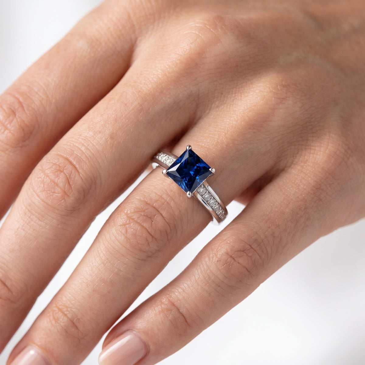 _lifestyle_image@SKU:RG323-LCSP01000004W #metal_10k-white-gold+origin_lab-created