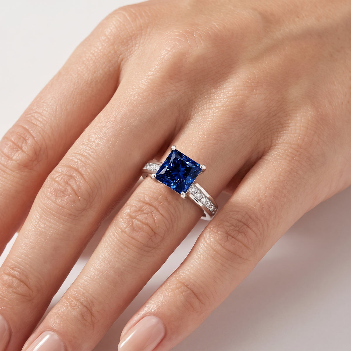 _lifestyle_image@SKU:RG323-LCSP02000004W #metal_10k-white-gold+origin_lab-created