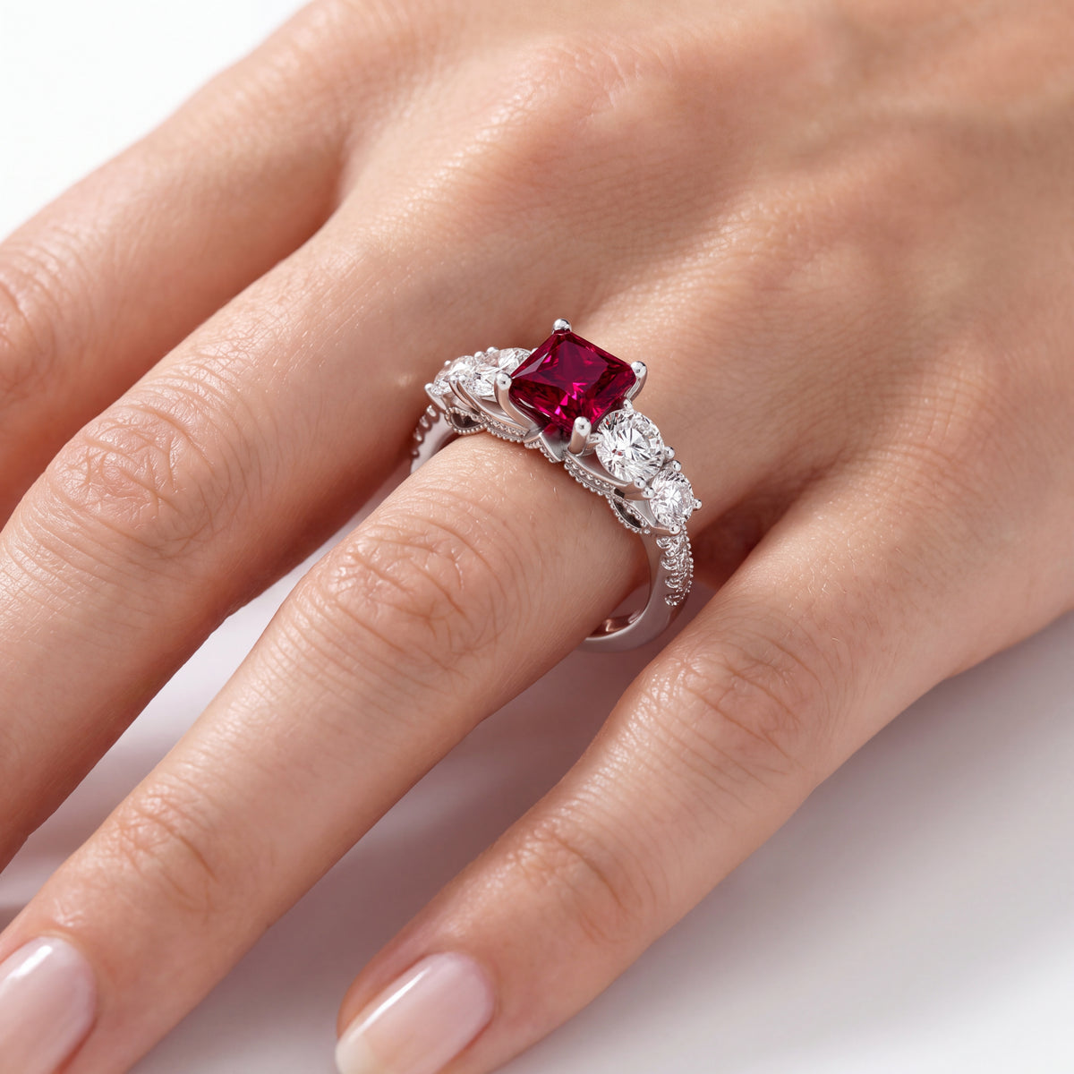 _lifestyle_image@SKU:RG324-LCRP01000004W #metal_10k-white-gold+origin_lab-created