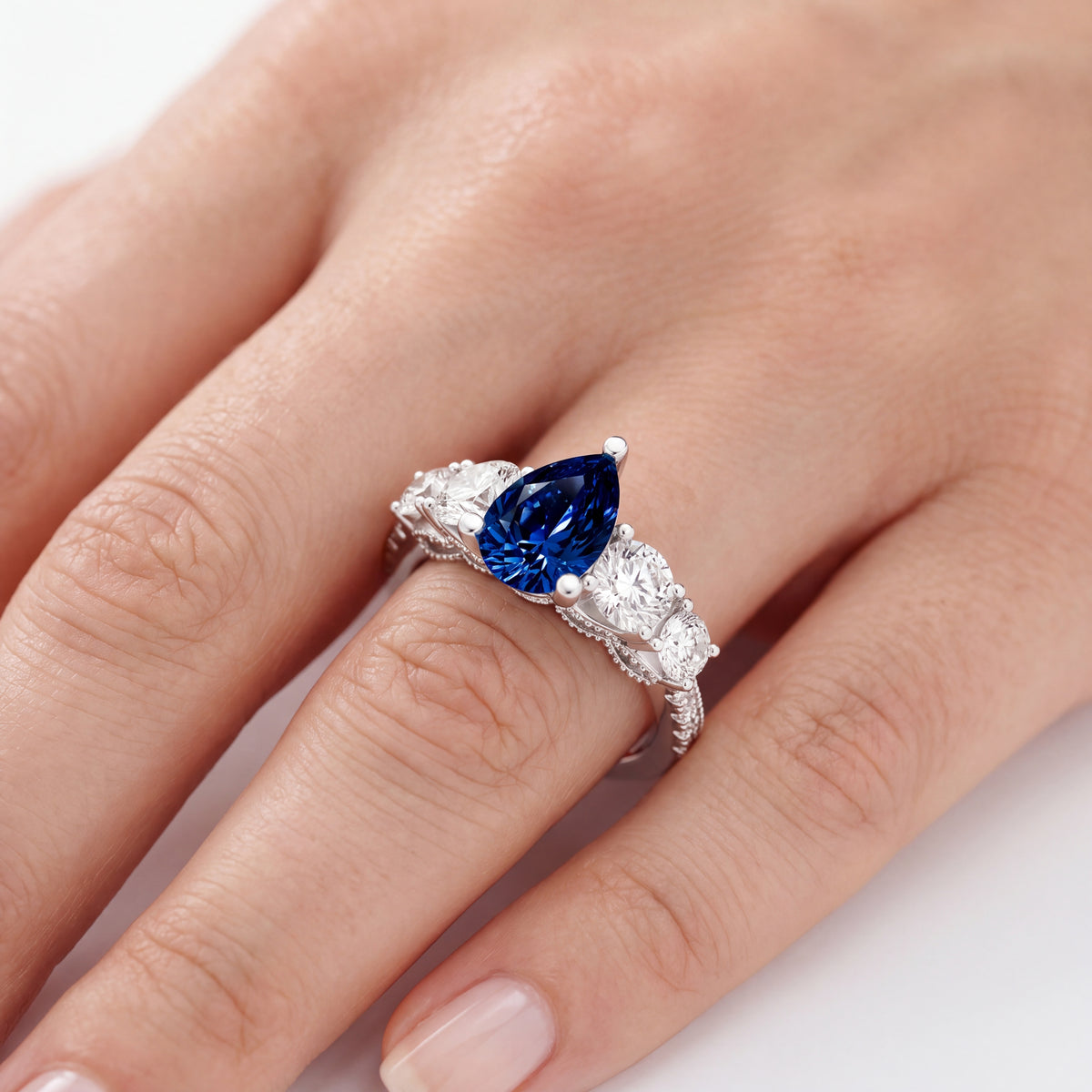 _lifestyle_image@SKU:RG324-LCED01000004W #metal_10k-white-gold+origin_lab-created