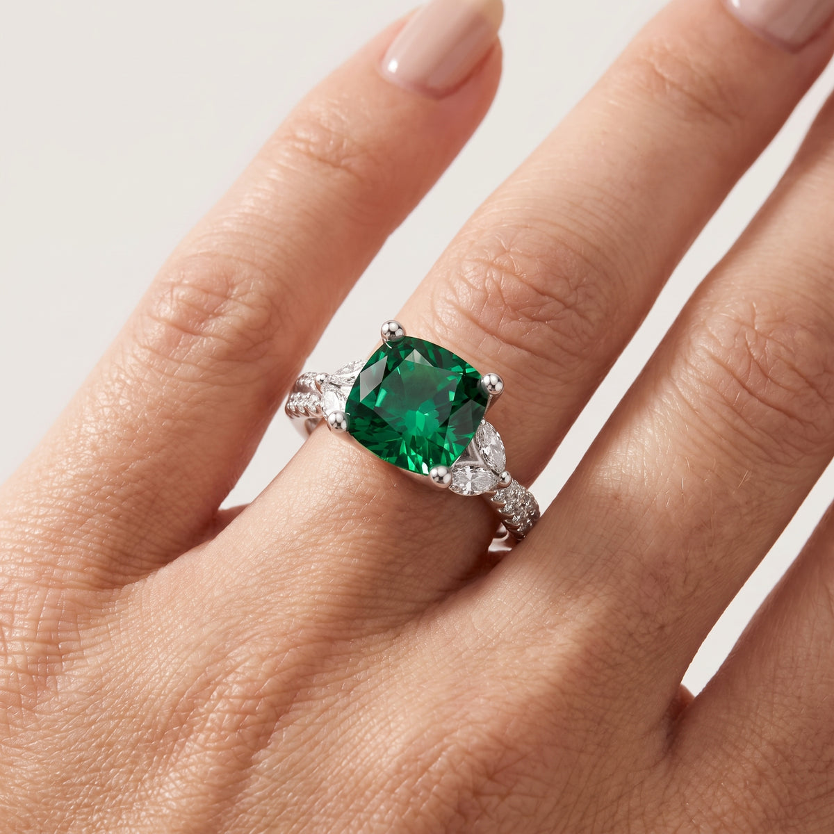 _lifestyle_image@SKU:RG330-LCEC03000004W #metal_10k-white-gold+origin_lab-created