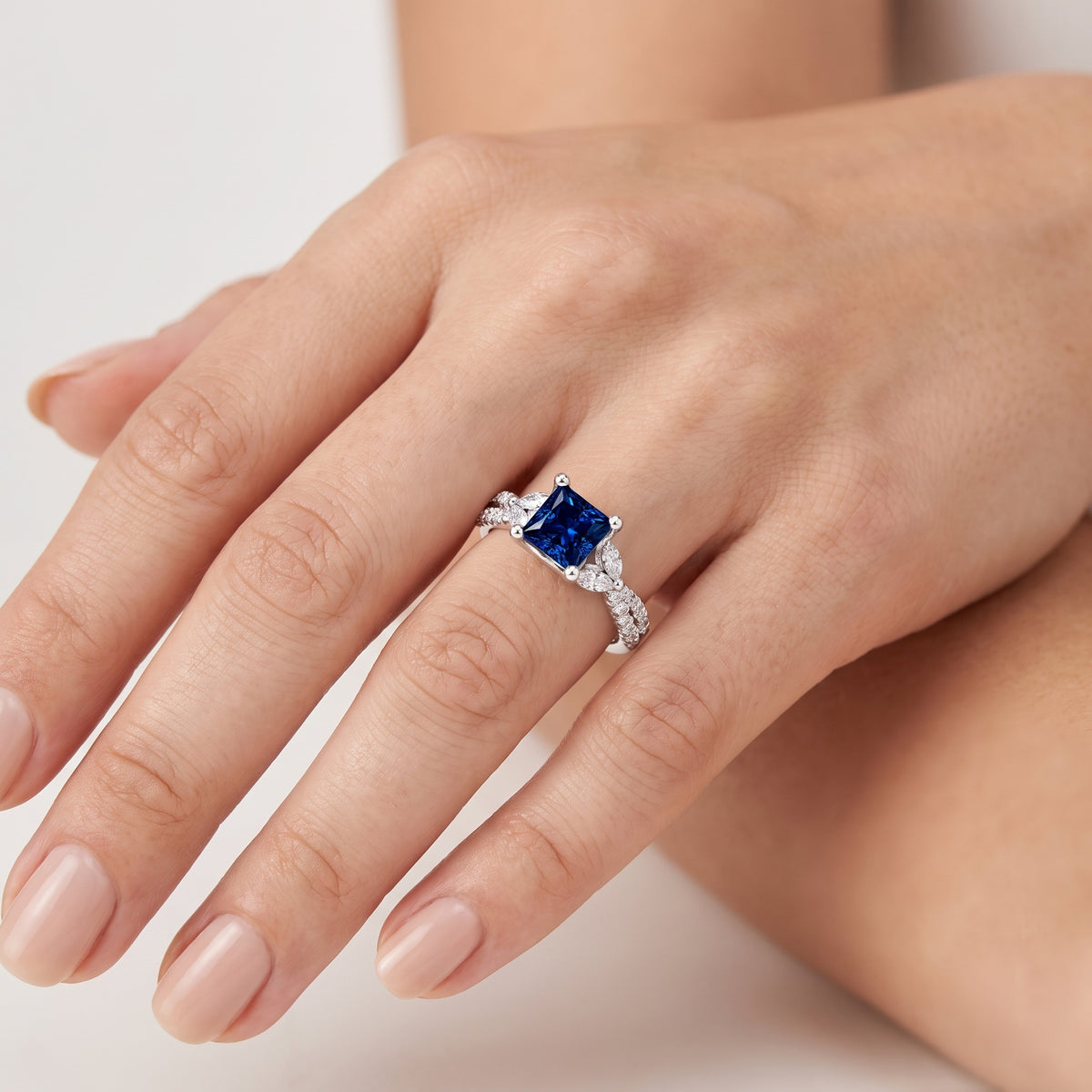 _lifestyle_image@SKU:RG330-LCSP01000004W #metal_10k-white-gold+origin_lab-created