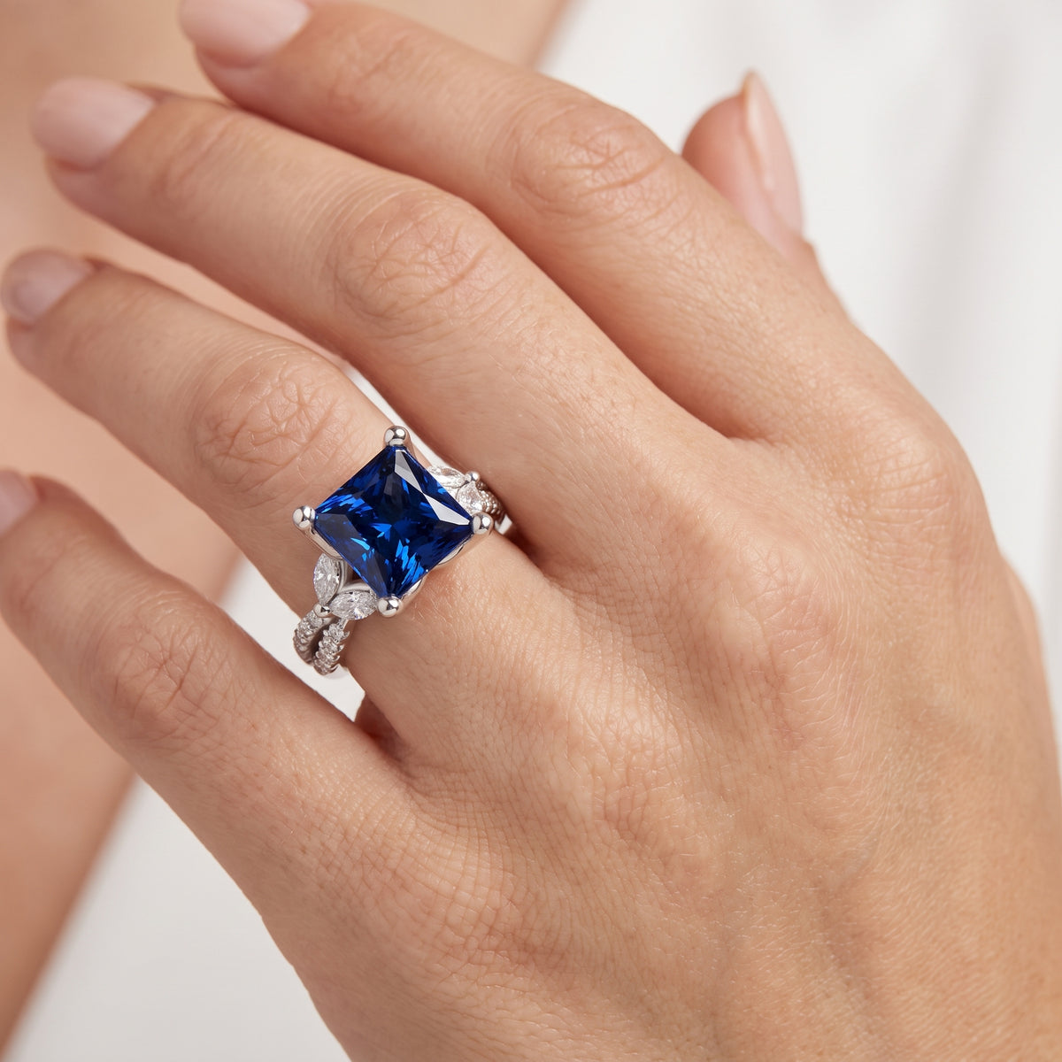 _lifestyle_image@SKU:RG330-LCSP02000004W #metal_10k-white-gold+origin_lab-created