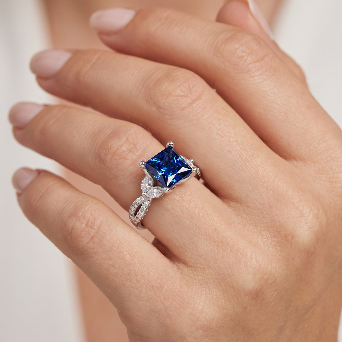 _lifestyle_image@SKU:RG330-LCSP03000004W #metal_10k-white-gold+origin_lab-created