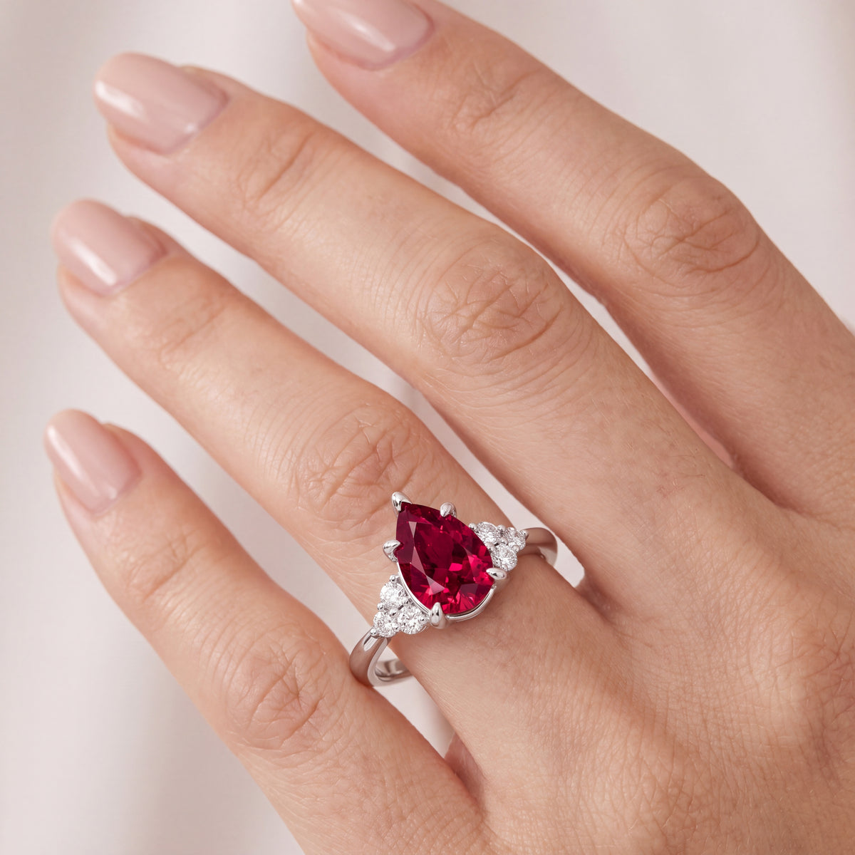_lifestyle_image@SKU:RG331-LCRD01000004W #metal_10k-white-gold+origin_lab-created