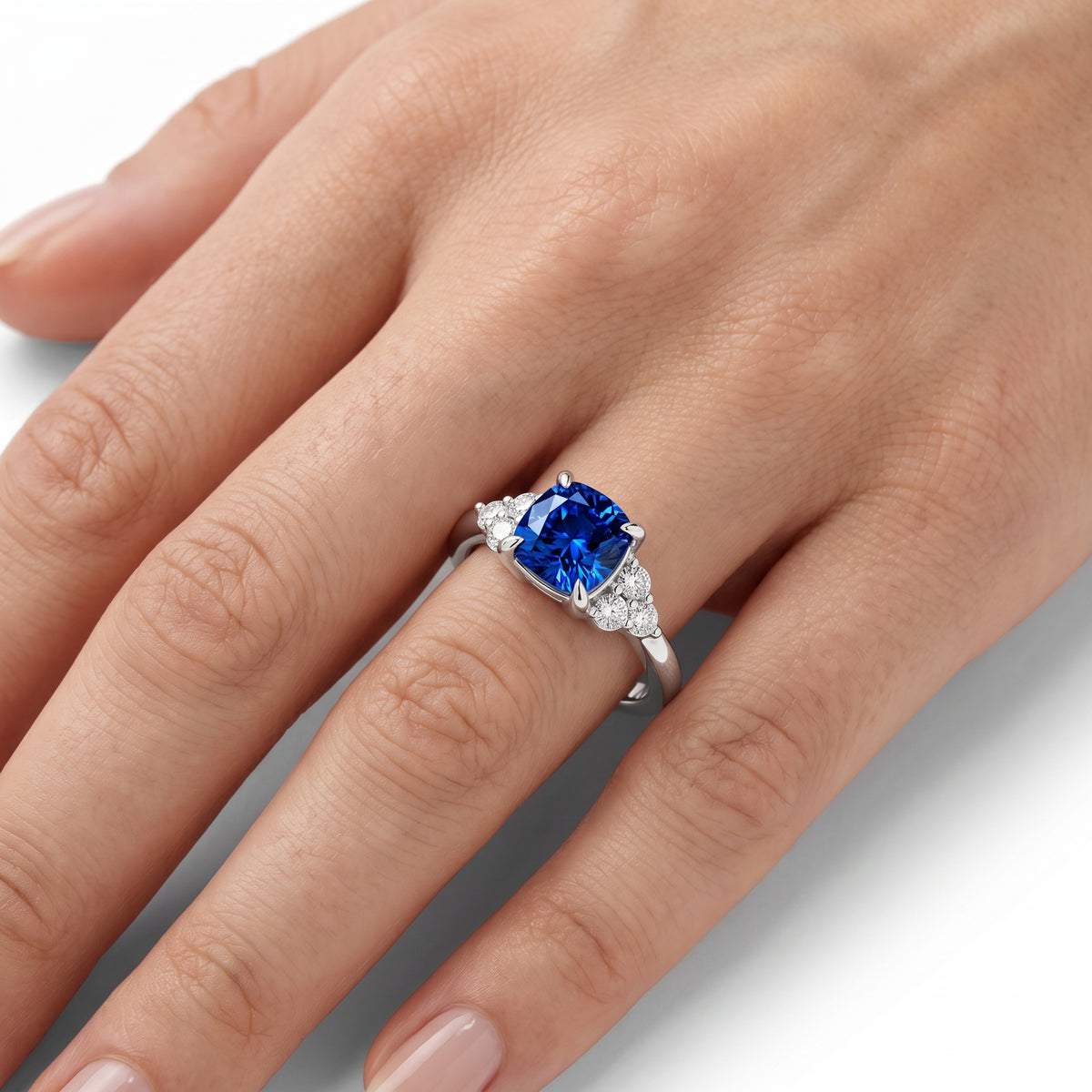 _lifestyle_image@SKU:RG331-LCSC01000004W #metal_10k-white-gold+origin_lab-created