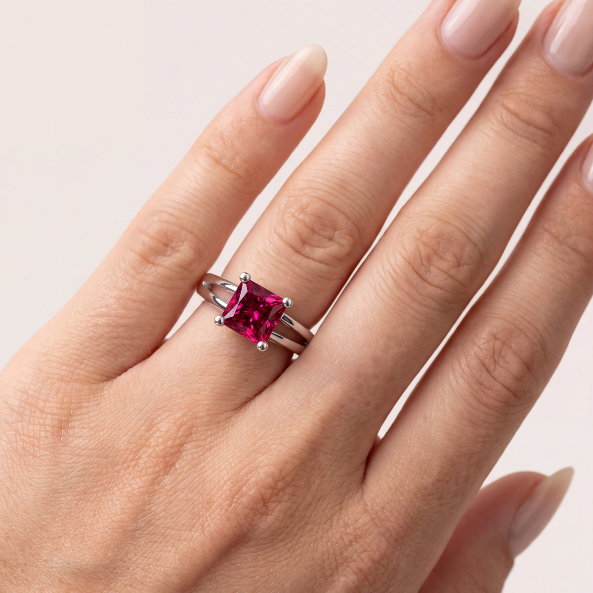 _lifestyle_image@SKU:RG464-LCRP01000004W #metal_10k-white-gold+origin_lab-created
