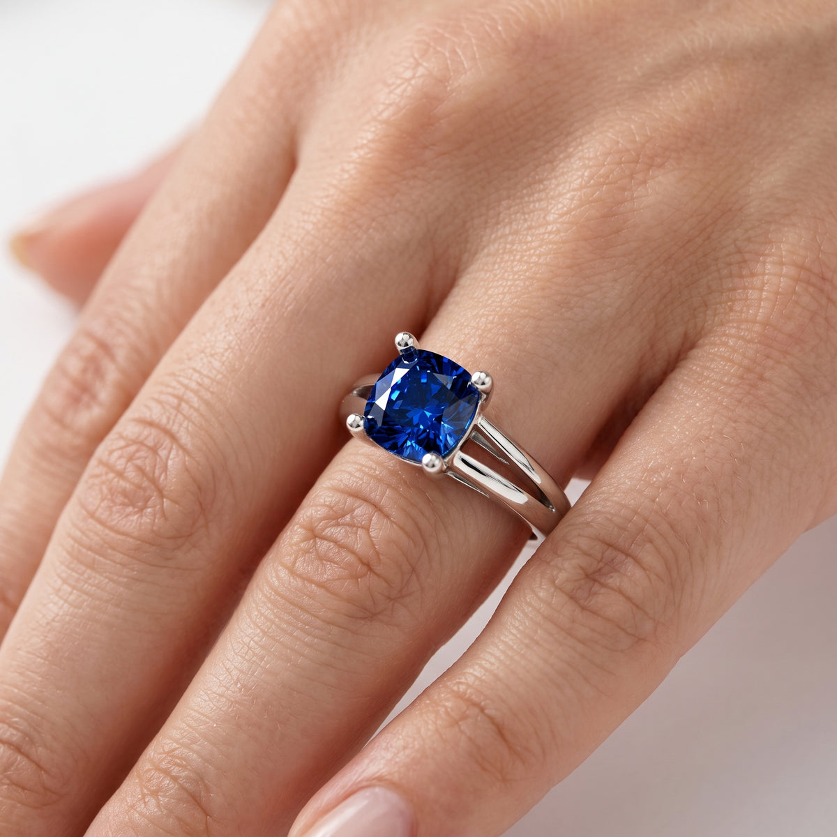 _lifestyle_image@SKU:RG464-LCSC01000004W #metal_10k-white-gold+origin_lab-created