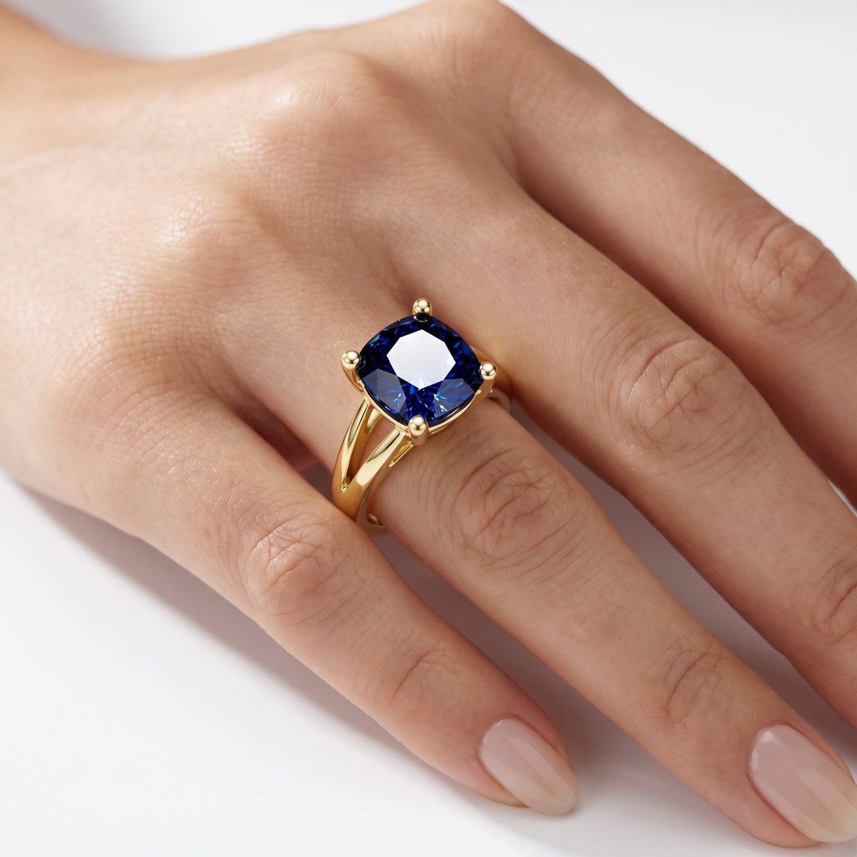 _lifestyle_image@SKU:RG464-LCSC03000004Y #metal_10k-yellow-gold+origin_lab-created