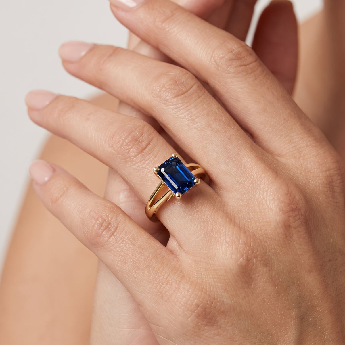 _lifestyle_image@SKU:RG464-LCSE01000004Y #metal_10k-yellow-gold+origin_lab-created