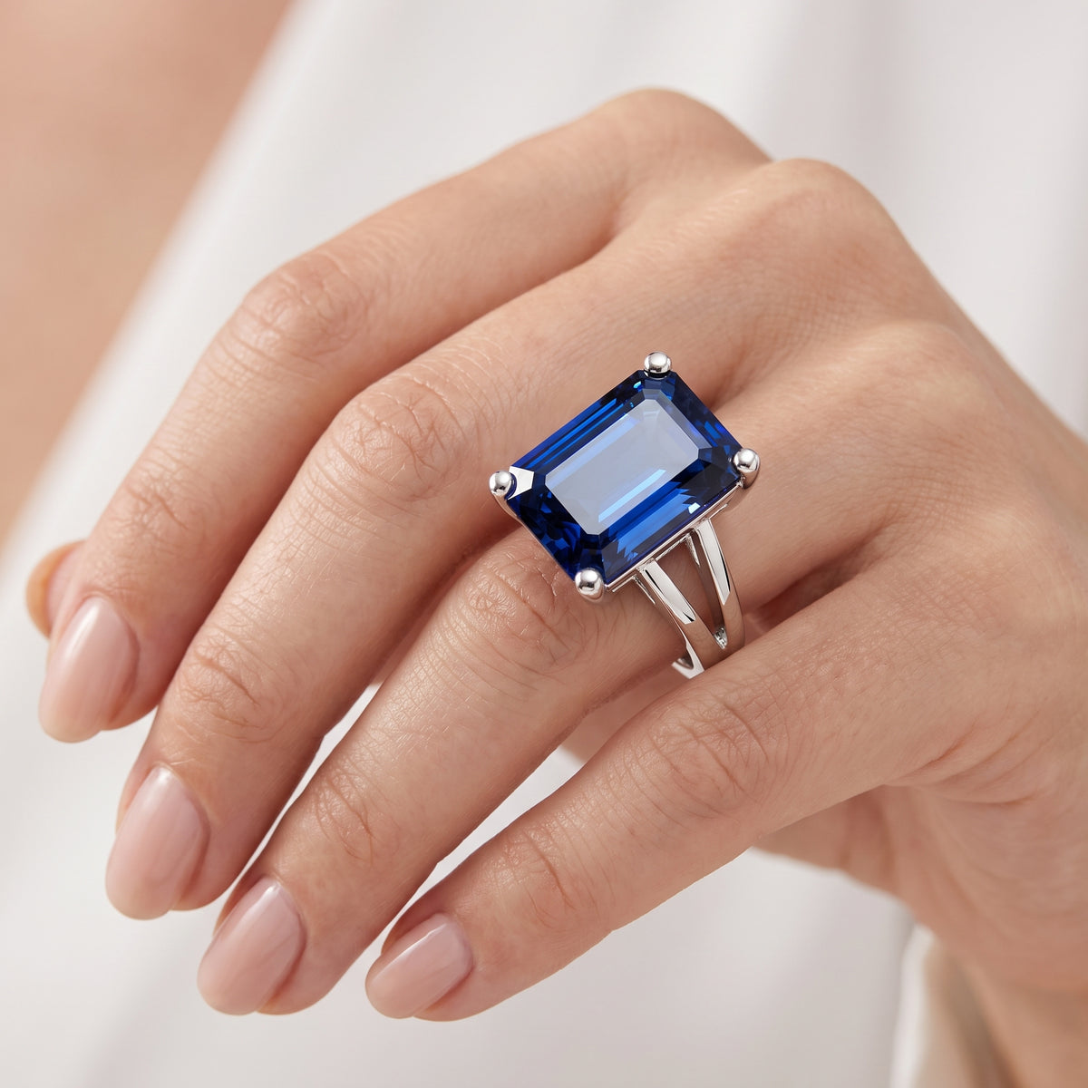 _lifestyle_image@SKU:RG464-LCSE04000004W #metal_10k-white-gold+origin_lab-created