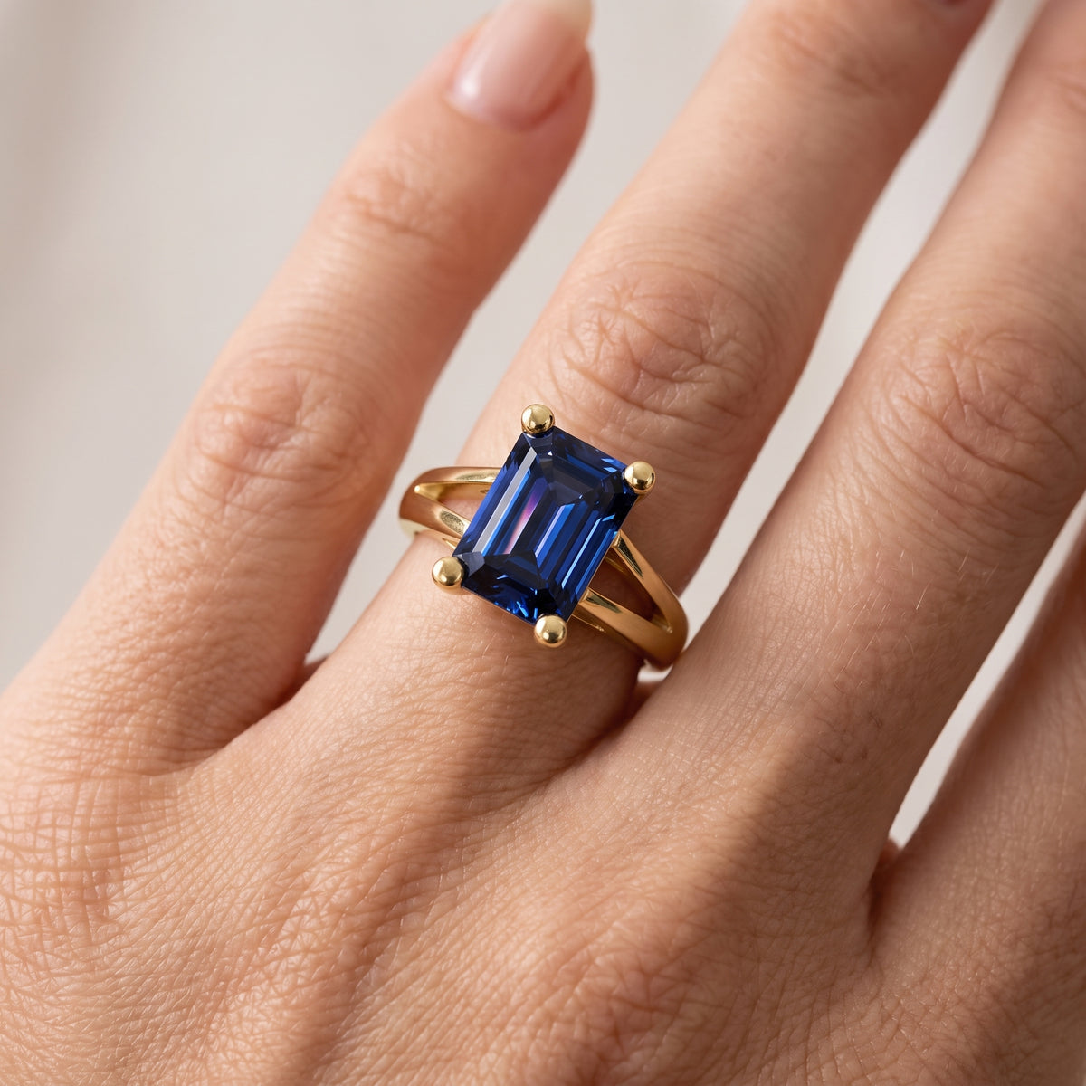 _lifestyle_image@SKU:RG464-LCSE04000004Y #metal_10k-yellow-gold+origin_lab-created