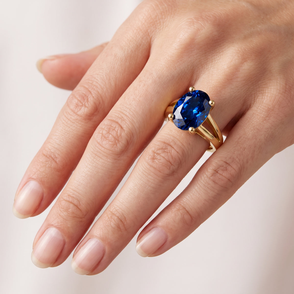 _lifestyle_image@SKU:RG464-LCSO03000004Y #metal_10k-yellow-gold+origin_lab-created