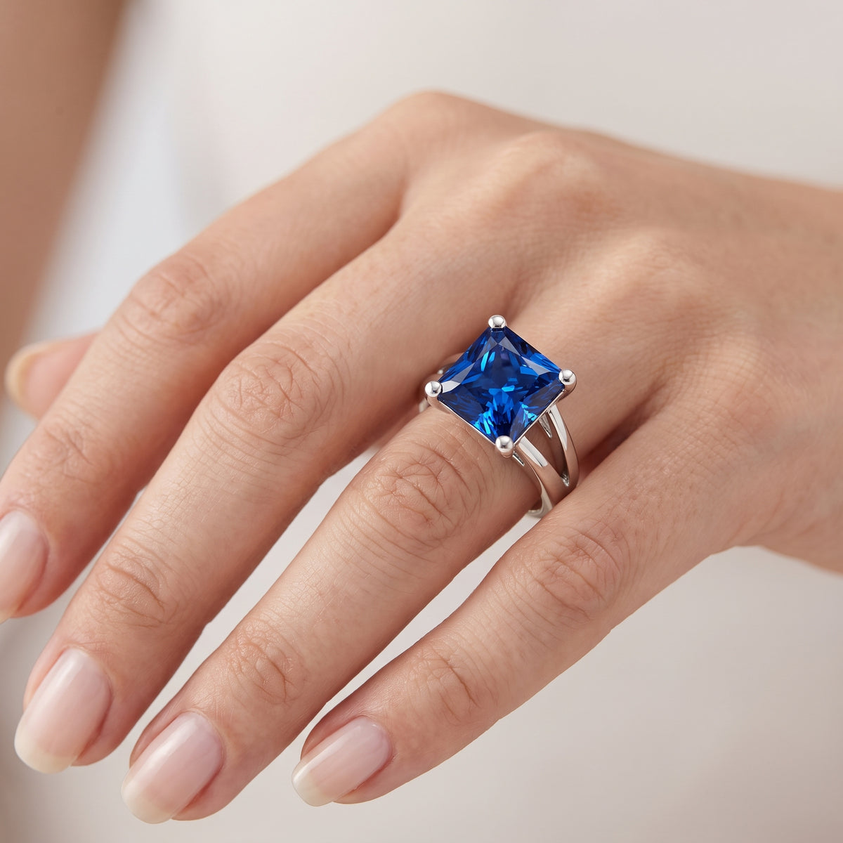 _lifestyle_image@SKU:RG464-LCSP04000004W #metal_10k-white-gold+origin_lab-created