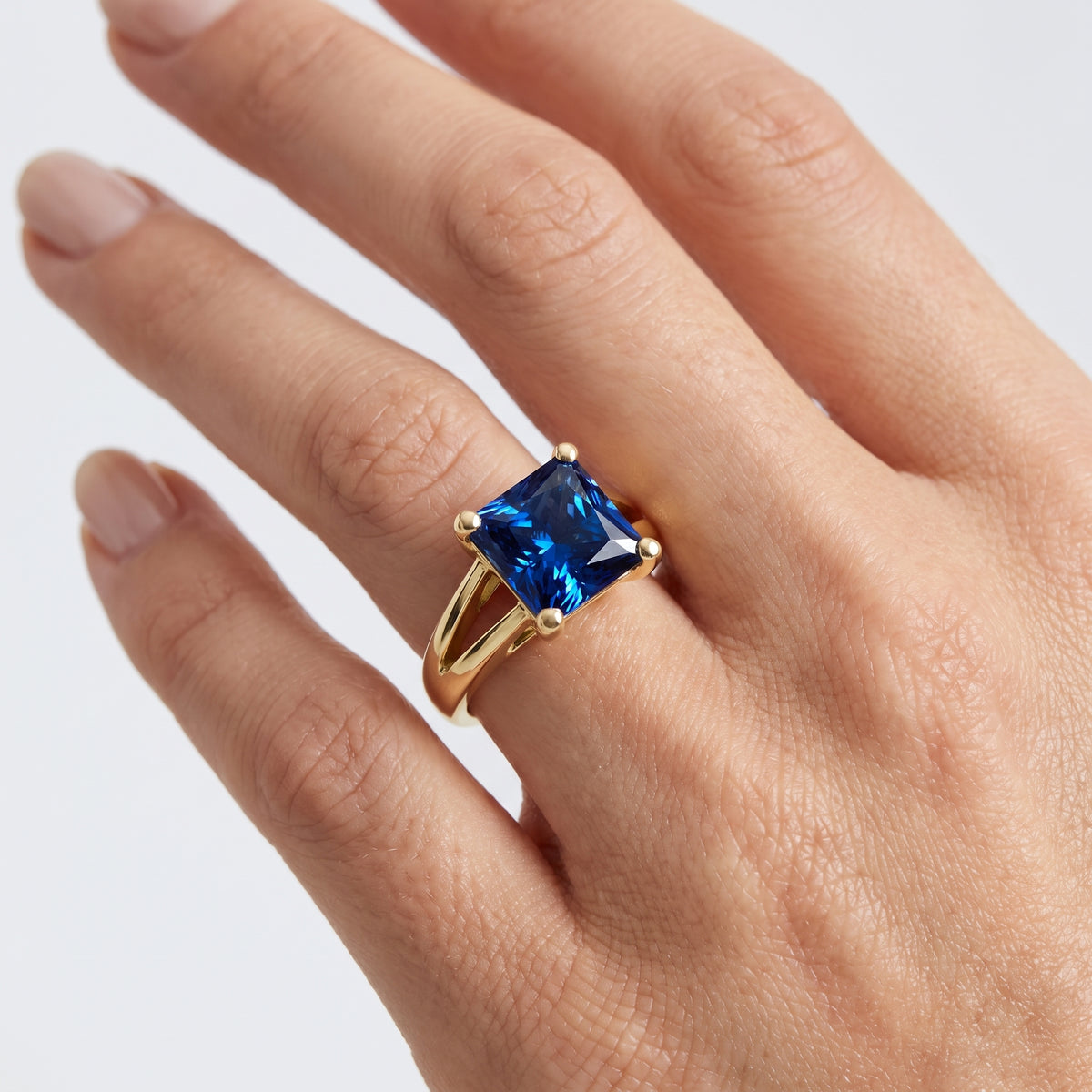 _lifestyle_image@SKU:RG464-LCSP04000004Y #metal_10k-yellow-gold+origin_lab-created