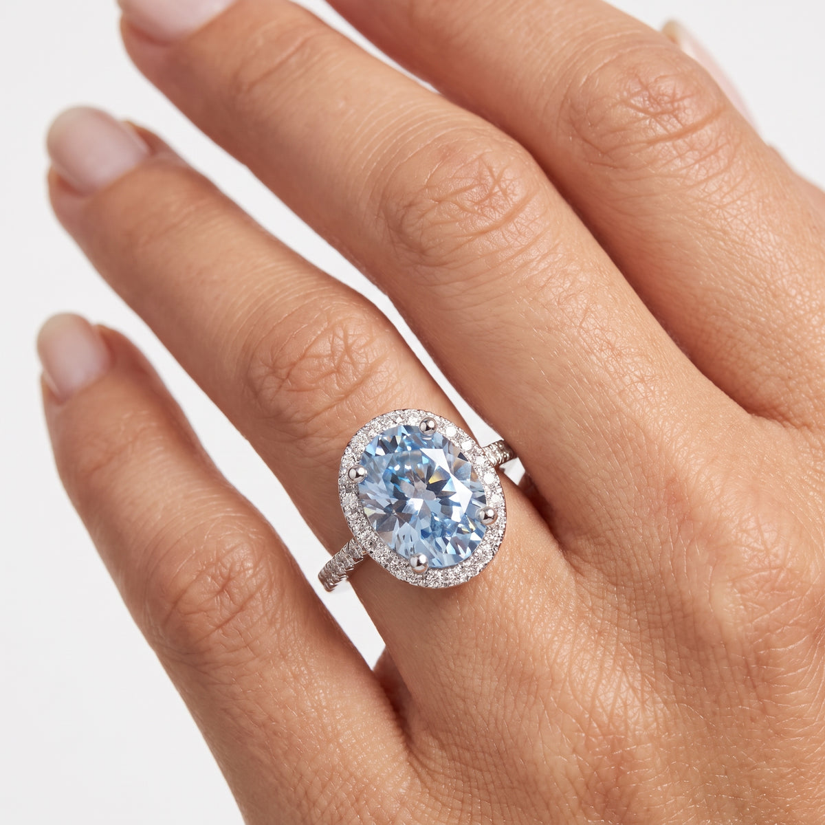 _lifestyle_image@SKU:RG514-LCQO03000004W #metal_10k-white-gold+origin_lab-created