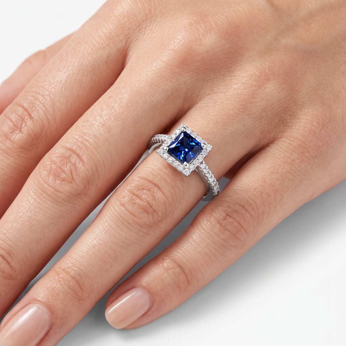 _lifestyle_image@SKU:RG514-LCSP01000004W #metal_10k-white-gold+origin_lab-created