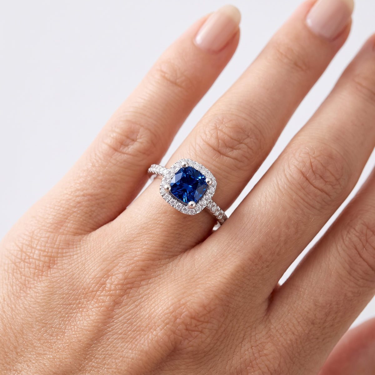 _lifestyle_image@SKU:RG514-NCSC01000004W #metal_14k-white-gold+origin_lab-created
