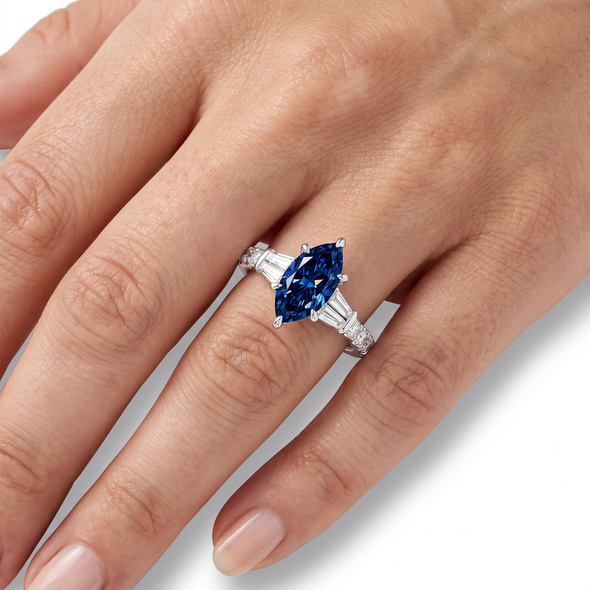 _lifestyle_image@SKU:RG517-LGSM02000004W #metal_10k-white-gold+origin_lab-created