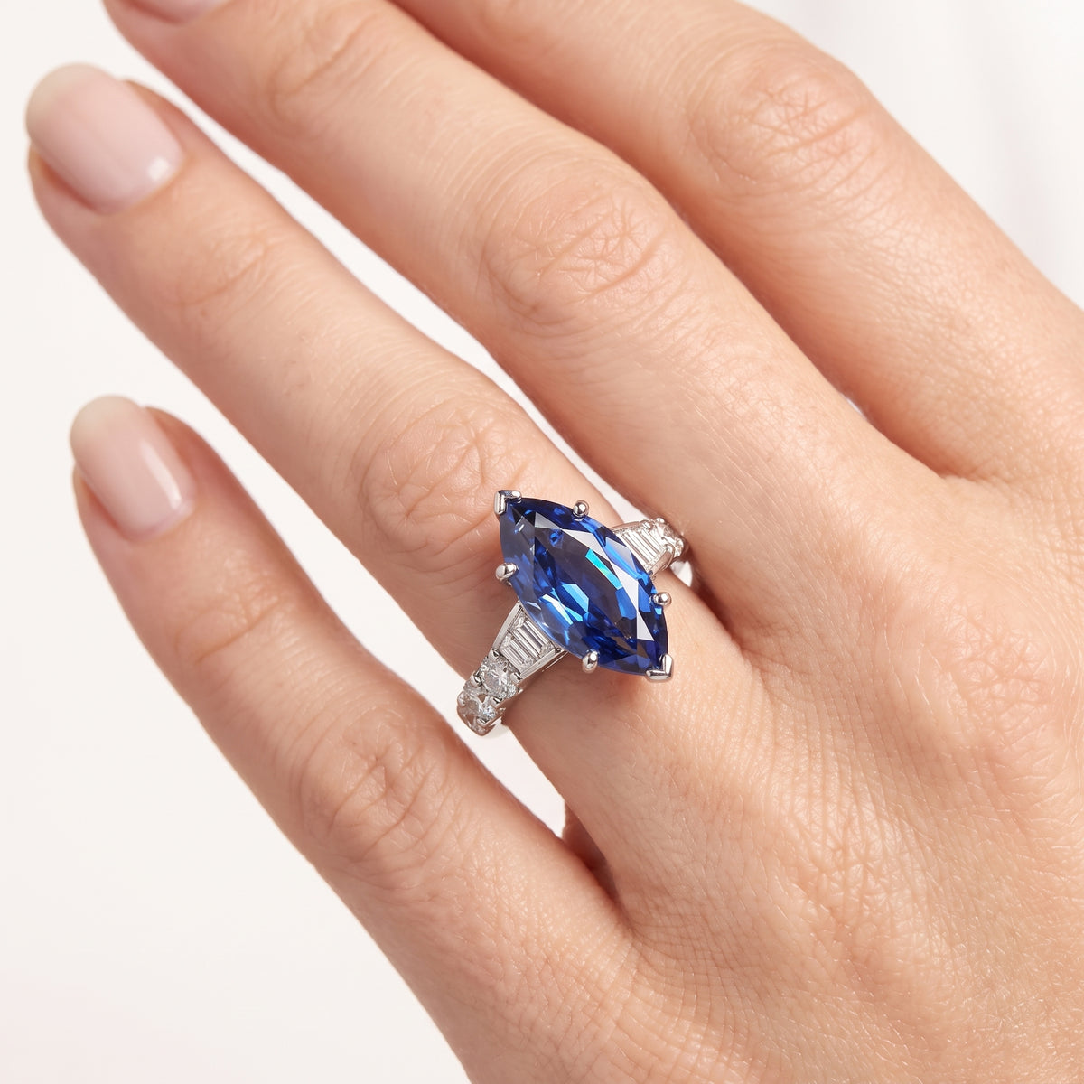 _lifestyle_image@SKU:RG517-LGSM04000004W #metal_10k-white-gold+origin_lab-created