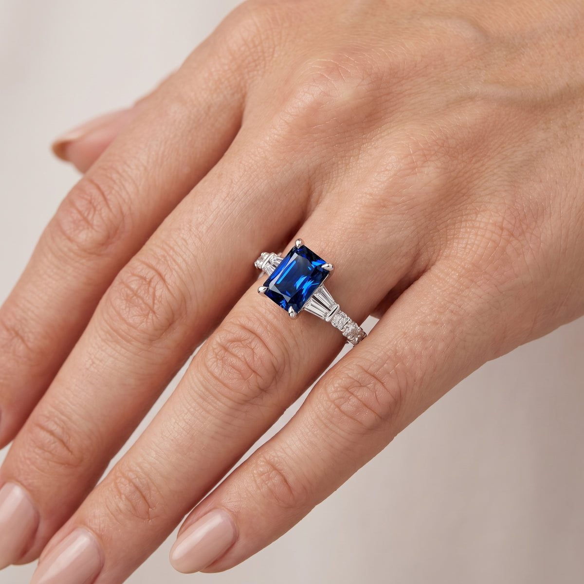 _lifestyle_image@SKU:RG517-LGST02000004W #metal_10k-white-gold+origin_lab-created