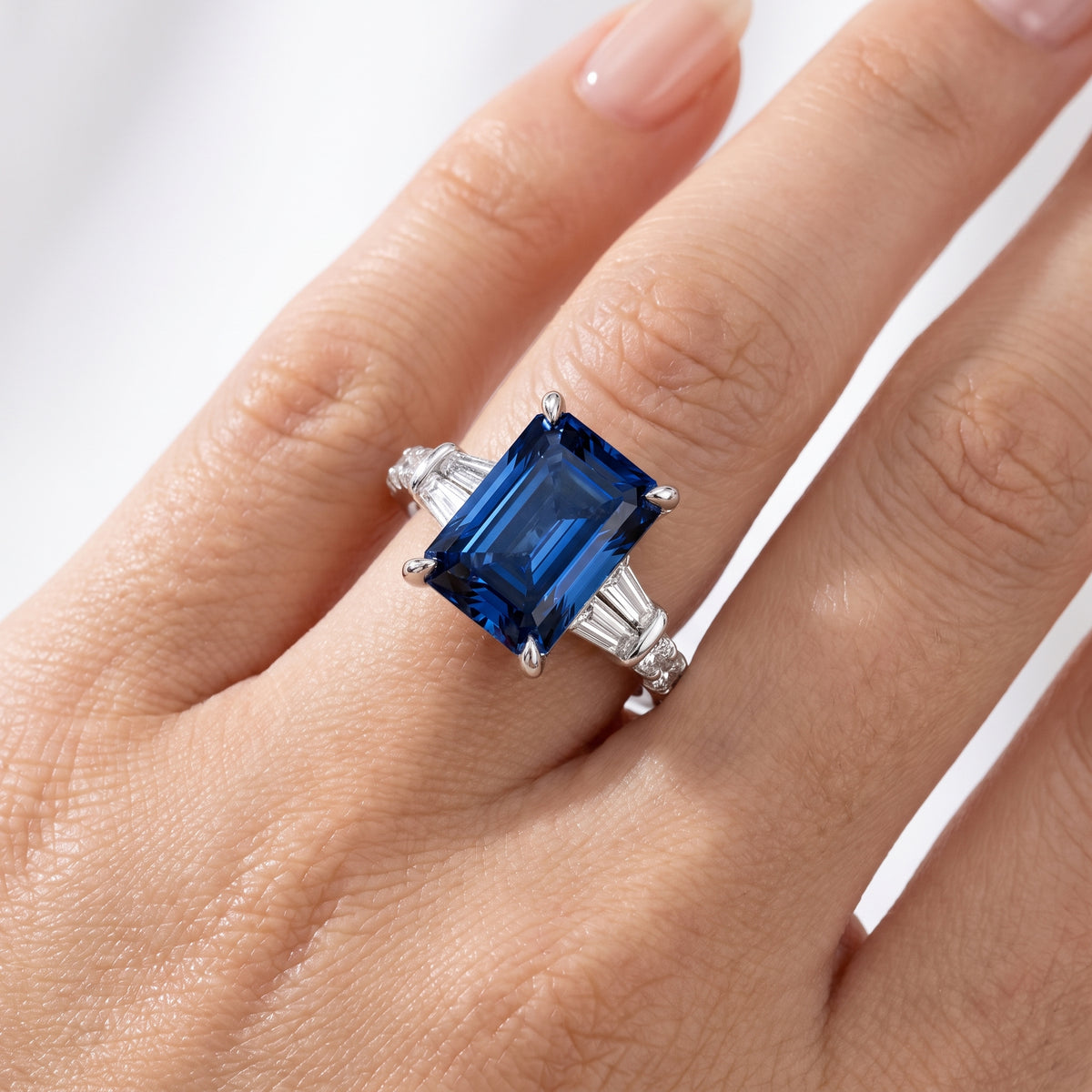 _lifestyle_image@SKU:RG517-LGST04000004W #metal_10k-white-gold+origin_lab-created