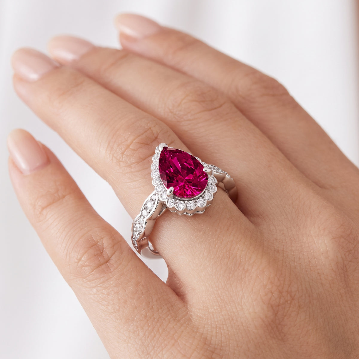 _lifestyle_image@SKU:RG538-LCRD01000004W #metal_10k-white-gold+origin_lab-created