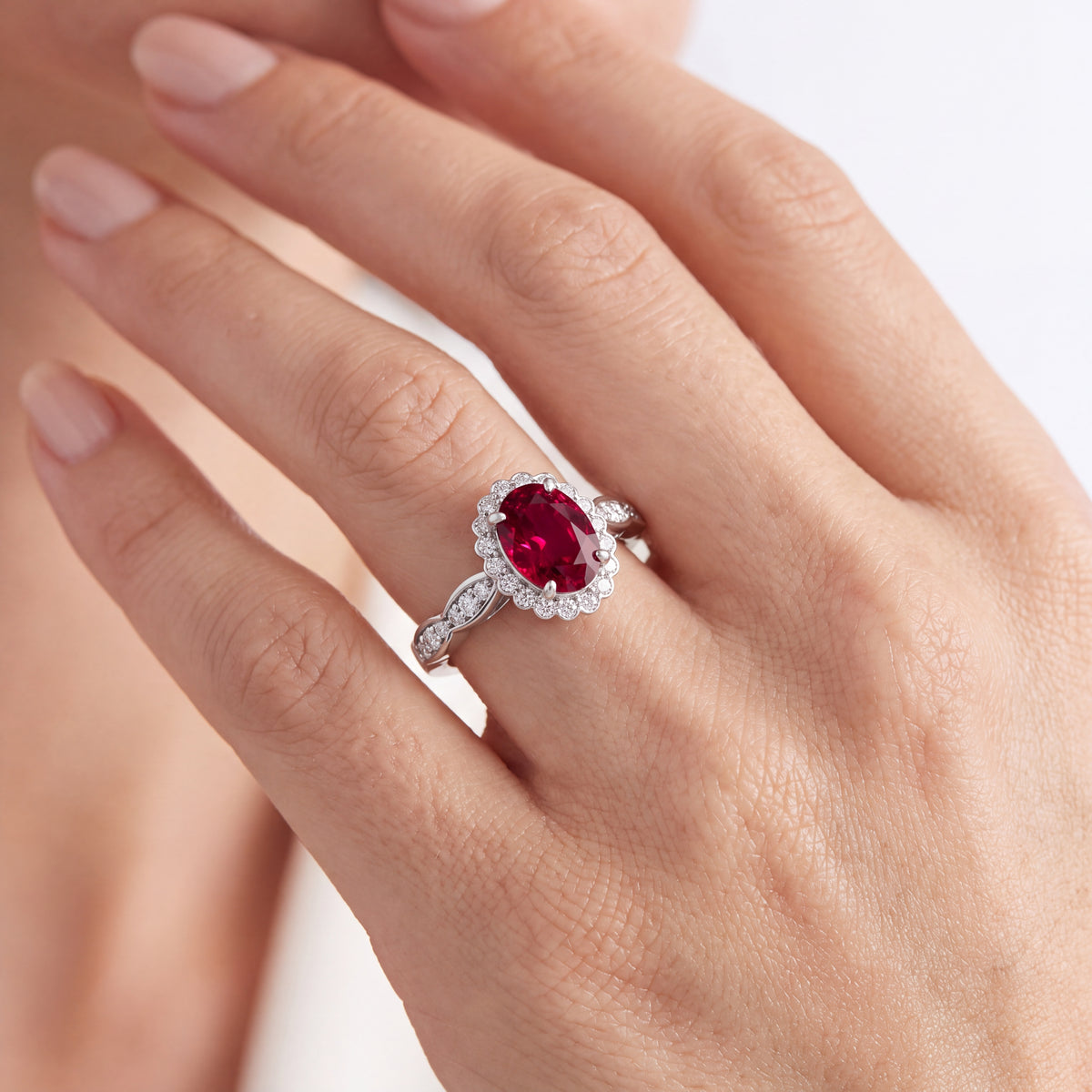 _lifestyle_image@SKU:RG538-LCRO01000004W #metal_10k-white-gold+origin_lab-created