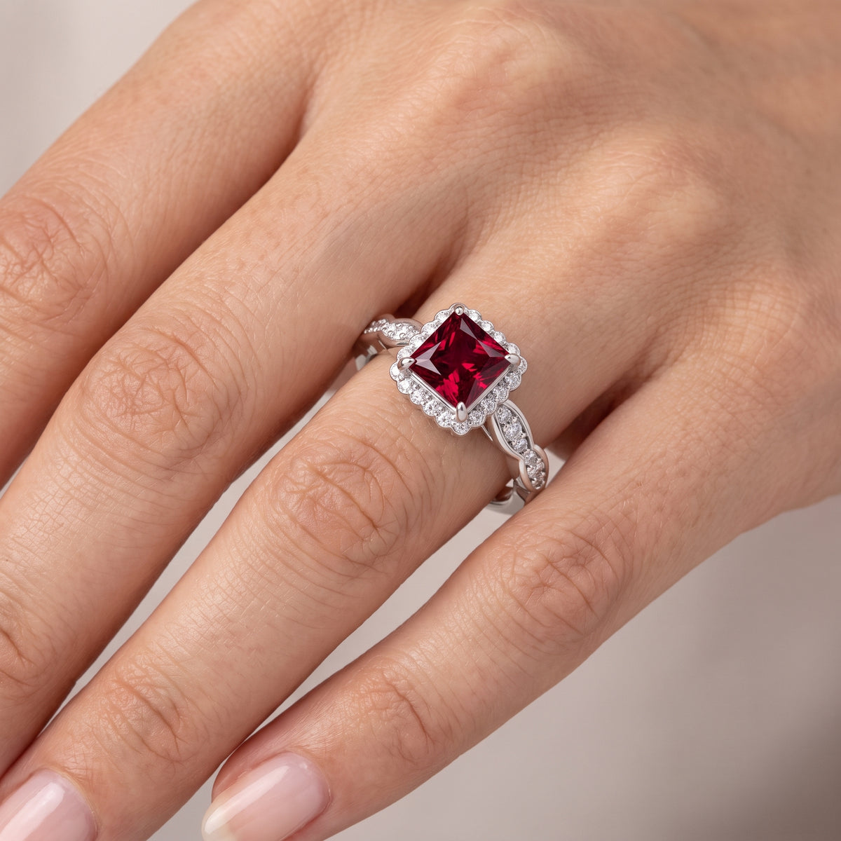 _lifestyle_image@SKU:RG538-LCRP01000004W #metal_10k-white-gold+origin_lab-created