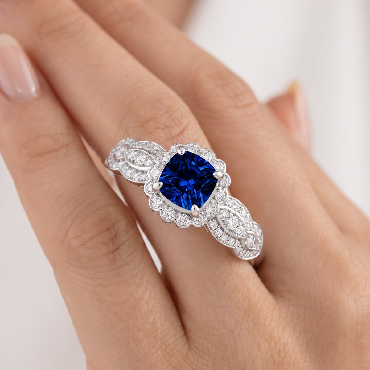 _lifestyle_image@SKU:RG538-LCSC01000004W #metal_10k-white-gold+origin_lab-created