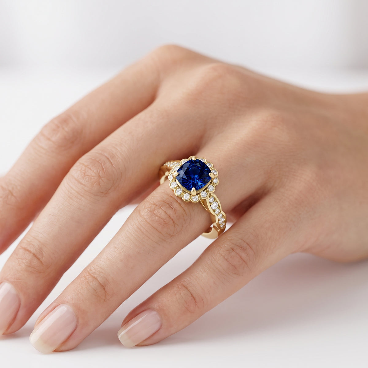 _lifestyle_image@SKU:RG538-LCSC01000004Y #metal_10k-yellow-gold+origin_lab-created