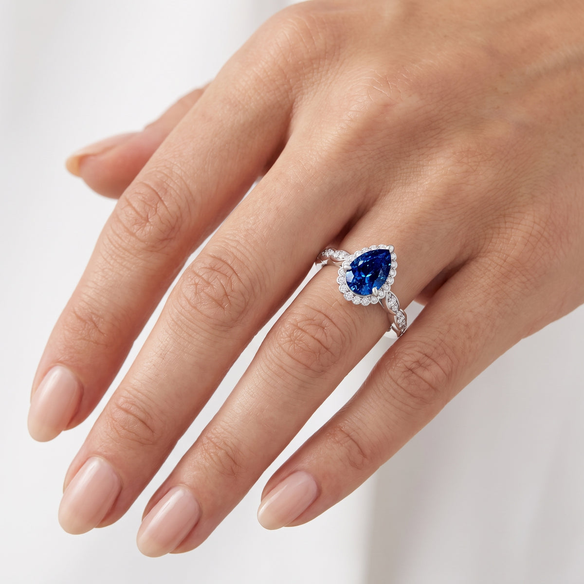 _lifestyle_image@SKU:RG538-LCSD01000004W #metal_10k-white-gold+origin_lab-created