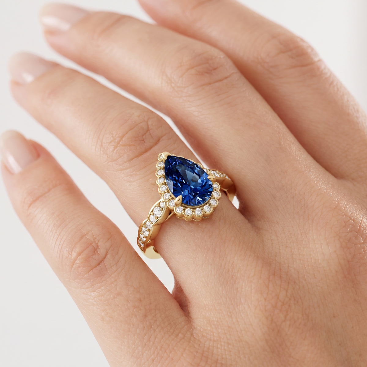 _lifestyle_image@SKU:RG538-LCSD01000004Y #metal_10k-yellow-gold+origin_lab-created