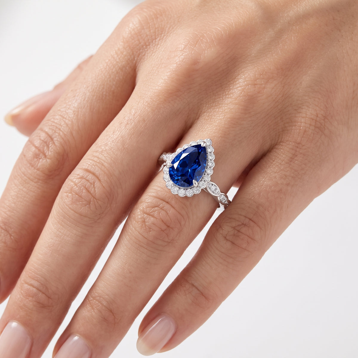 _lifestyle_image@SKU:RG538-LCSD02000004W #metal_10k-white-gold+origin_lab-created