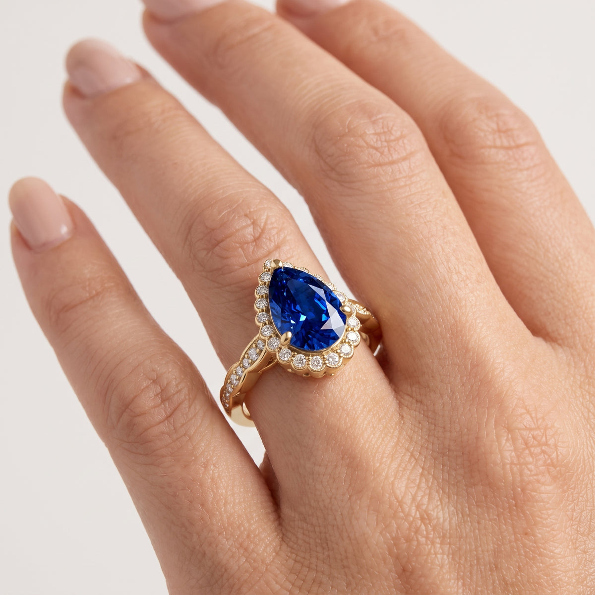 _lifestyle_image@SKU:RG538-LCSD02000004Y #metal_10k-yellow-gold+origin_lab-created
