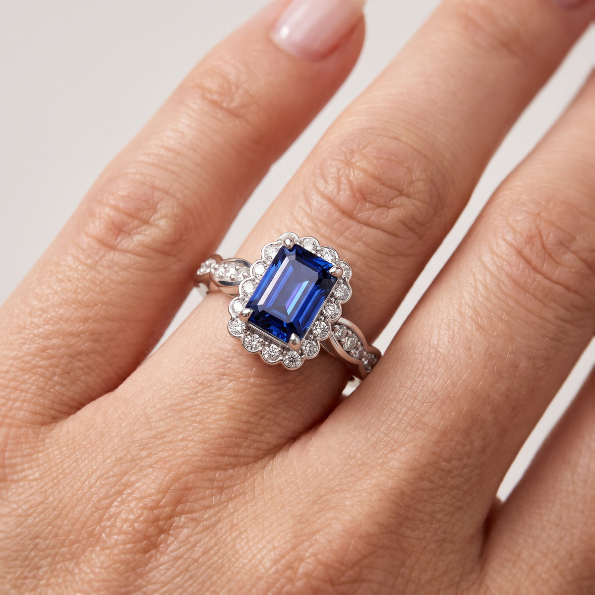 _lifestyle_image@SKU:RG538-LCSE01000004W #metal_10k-white-gold+origin_lab-created