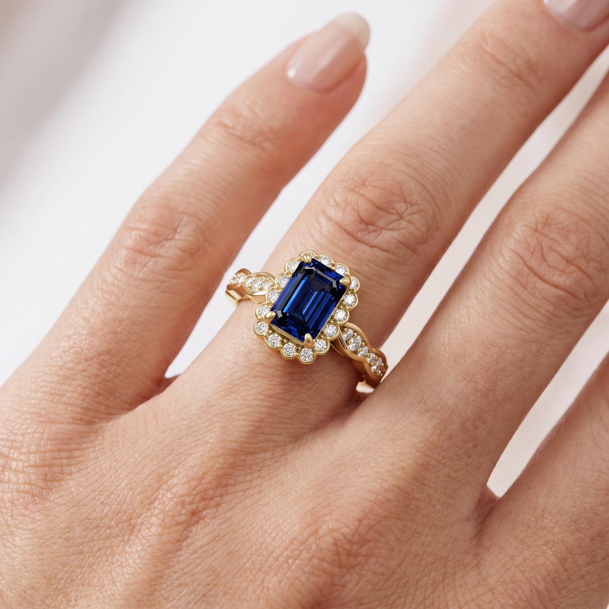 _lifestyle_image@SKU:RG538-LCSE01000004Y #metal_10k-yellow-gold+origin_lab-created