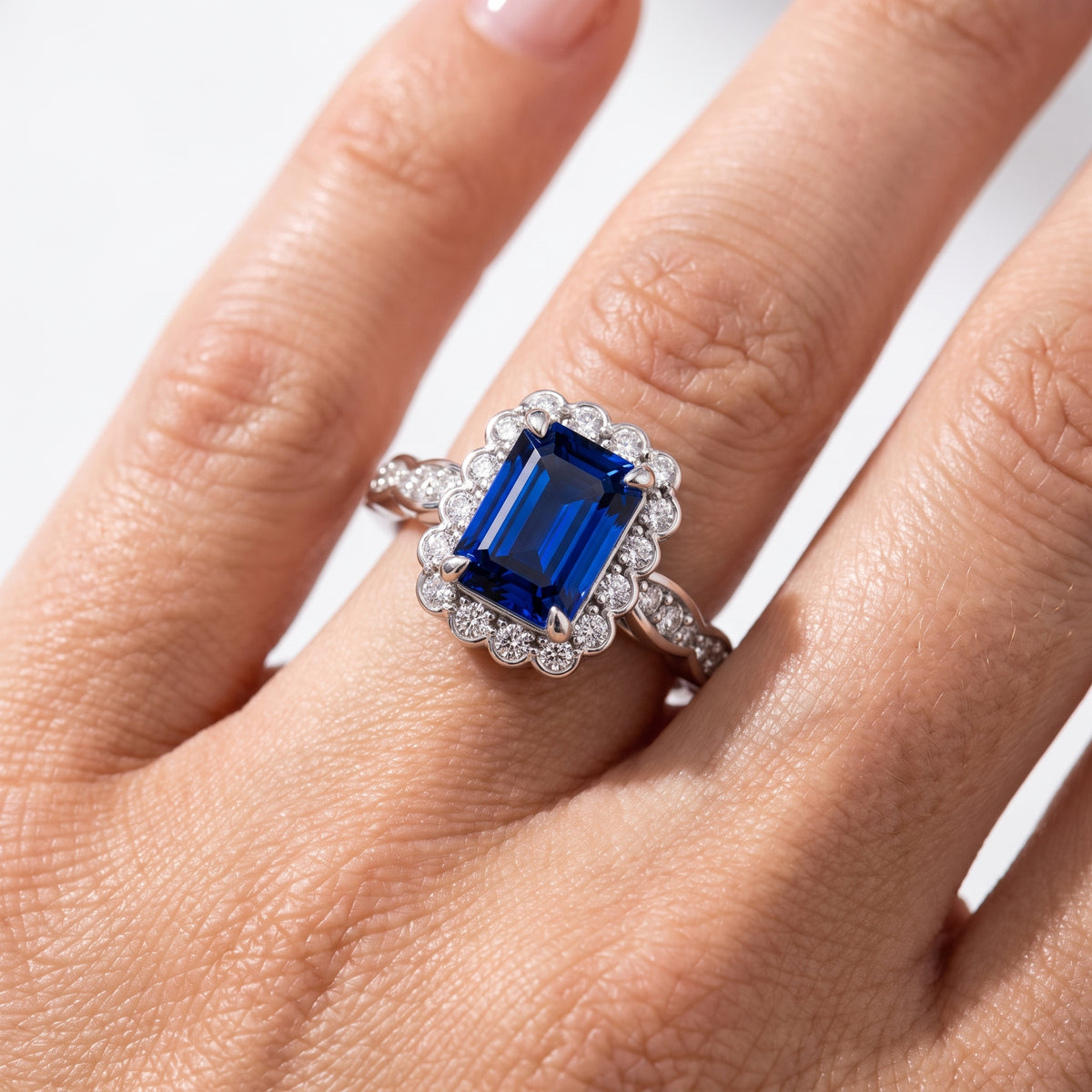 _lifestyle_image@SKU:RG538-LCSE02000004W #metal_10k-white-gold+origin_lab-created