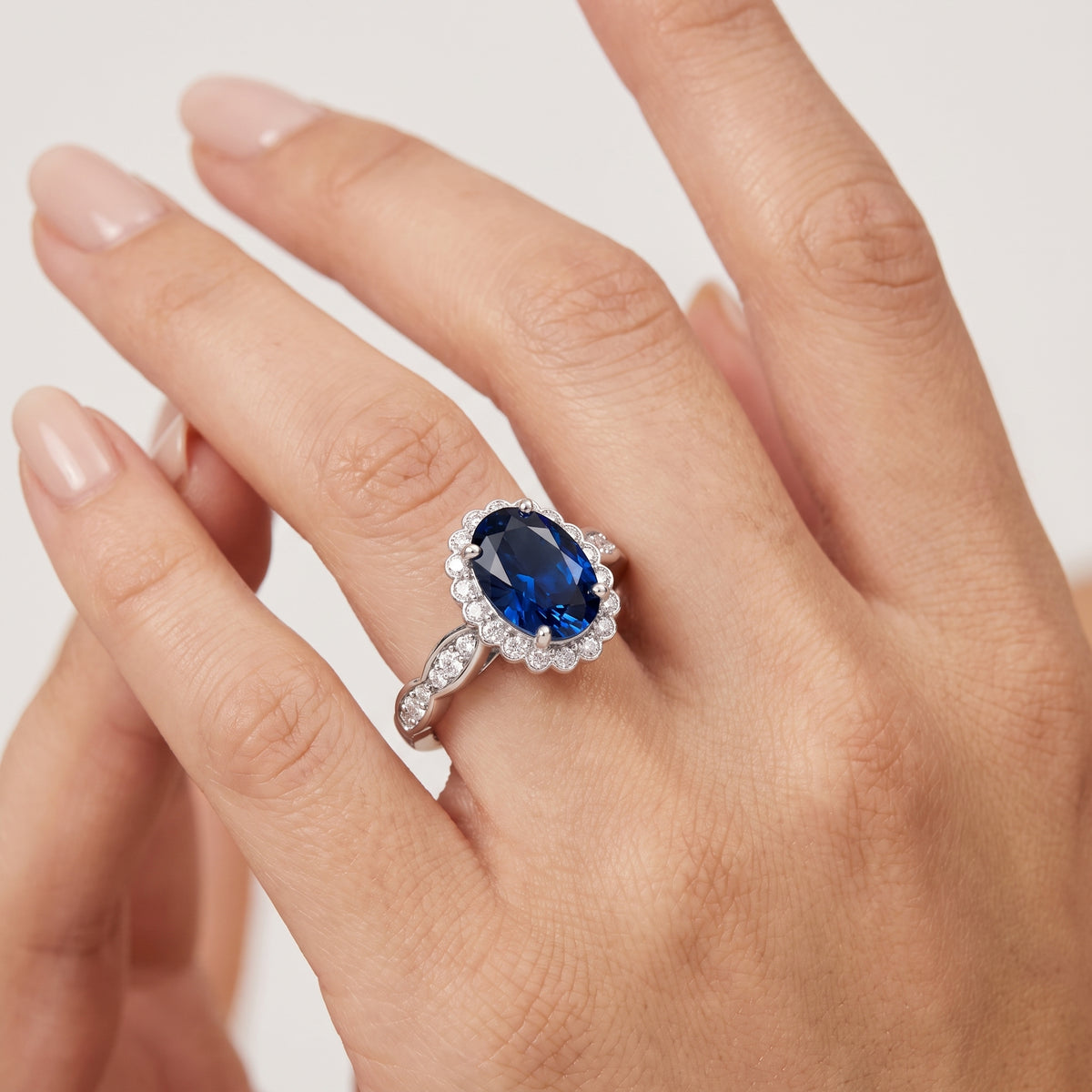 _lifestyle_image@SKU:RG538-LCSO01000004W #metal_10k-white-gold+origin_lab-created
